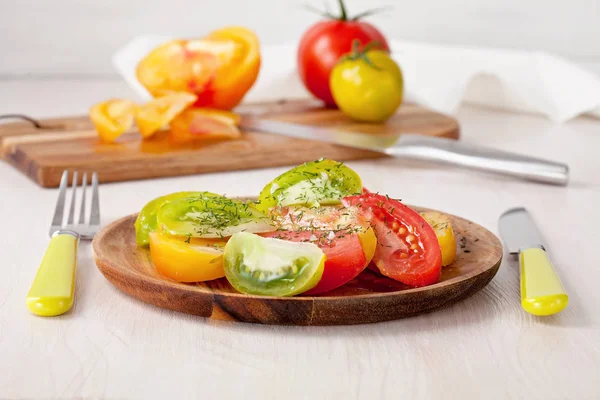 다채로운 신선한 토마토 샐러드입니다 유기농과 계절가 — 스톡 사진