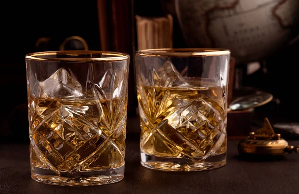 Dwie Szklanki Whisky Bibliotece Stole — Zdjęcie stockowe