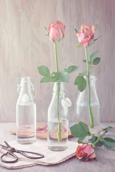 Натюрморт Розовыми Розами Стеклянных Вазах — стоковое фото