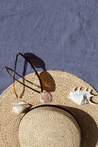 Summer Vacationsl Concept Straw Hat Sunglasses Seashells — Stock Photo, Image