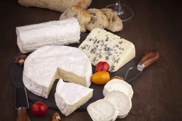 Variedade Queijos Franceses Com Vinho Copo — Fotografia de Stock