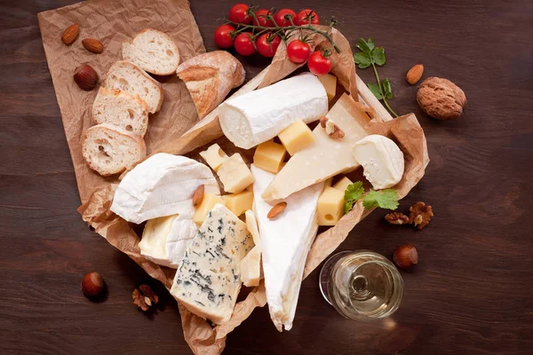 Variedade Queijo Diferente Com Vinho Frutas Nozes Camembert Queijo Cabra — Fotografia de Stock