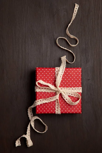 木製の背景をコピー スペース平面図ギフト ボックスの上です 誕生日 クリスマスと新年のカード 招待状 商業コンセプト — ストック写真