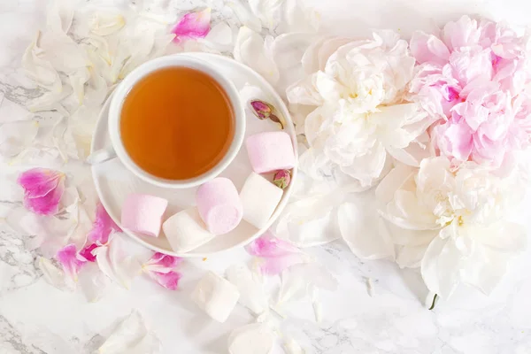 Hermoso Bodegón Con Taza Peonías Vista Superior — Foto de Stock