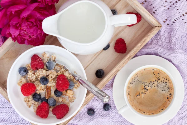 Сніданок Кавою Гранолою Ягодами Молоком — стокове фото
