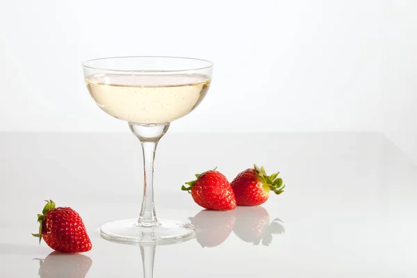 Champagne Fraises Sur Table Verre — Photo