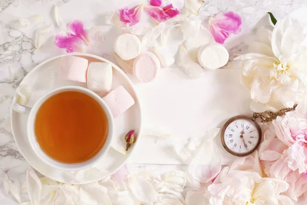 Hora Del Piso Sobre Fondo Claro Con Peonías Marshmalows Taza — Foto de Stock