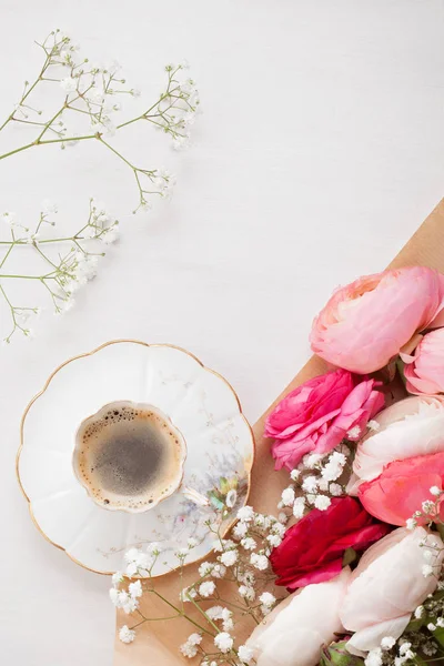 Вид Сверху Розовые Цветы Чашку Кофе — стоковое фото