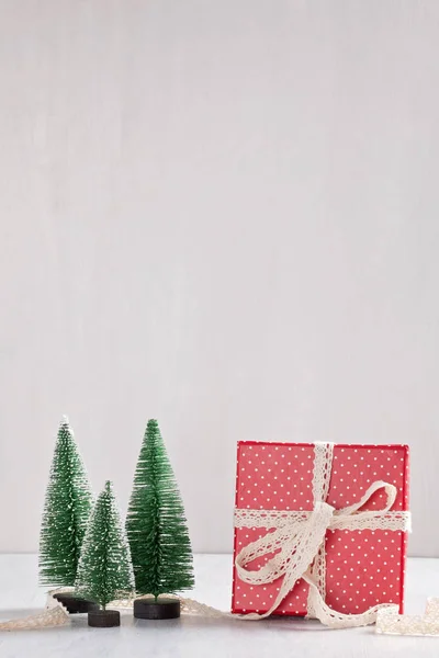 Різдвяні Прикраси Подарунок Коробку Копією Простір Над Дерев Яними Тлі — стокове фото