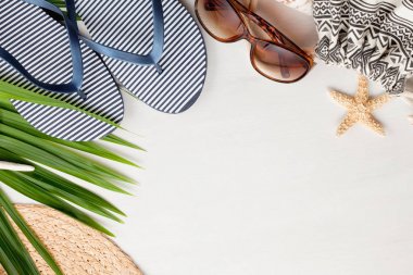 Yaz tatil kavramı düz yatıyordu. Plaj aksesuarları en iyi manzarası. Metin için yer. seyahat