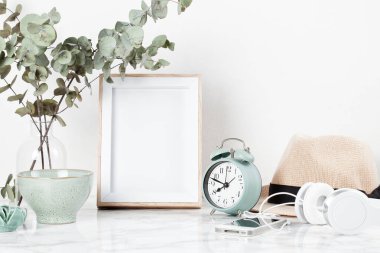 Poster çerçeve mockup, dekor öğeleri, çiçek ve boş kopya alanı beyaz duvara Önden Görünüm.