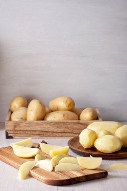 Taze soyulmuş patates, yemek pişirmek için hazır. Tarifi için madde