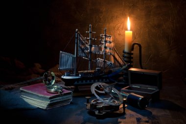 Thesail gemi, mum ve eski deniz aksesuarları ile natürmort