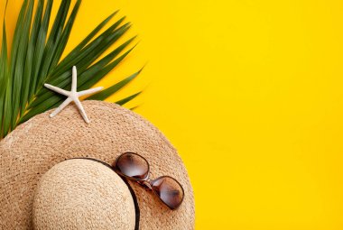 Yaz tatil kavramı düz yatıyordu. Plaj aksesuarları en iyi manzarası. Metin için yer. seyahat