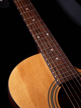 Metal dizeleri ile akustik gitar Close-up