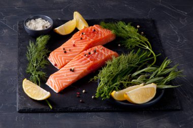 Taze organik somon yemek pişirmek için hazır