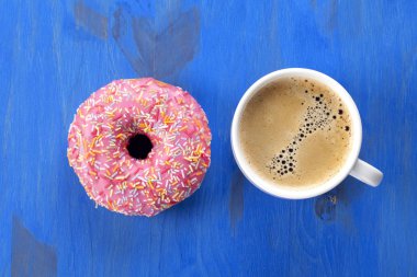 Tatlı çörek ve fincan espresso Üstten Görünüm