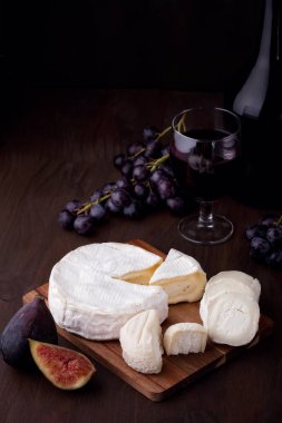 Şarap ve meyve farklı peynir çeşitli