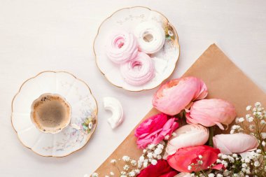 Pembe çiçekler ve kahve için Üstten Görünüm 