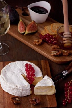 Fransız kremsi inek süt peynir camembert şarap ve meyve ile servis