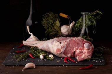 Taze çiğ kuzu bacak sarımsak ve otlar ile kavurma için hazır