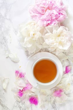Çay Kupası ve peonies güzel natürmort. Üstten Görünüm