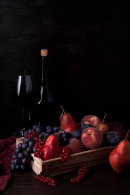 Taze organik meyve ve kırmızı şarap. Organik yiyecek ve içecek konsepti