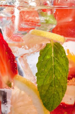 Canlandırıcı çilek limonata limon ve nane