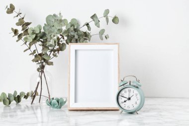 Poster çerçeve mockup, dekor öğeleri, çiçek ve boş kopya alanı beyaz duvara Önden Görünüm.