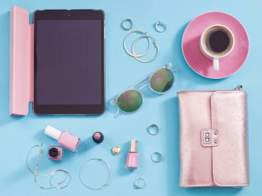 Alışveriş ve moda kavramı. Şık kadın aksesuarları mavi zemin üzerine kümesi. Üstten bakış noktası, düz yatıyordu