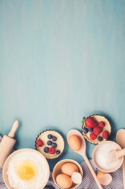 Mutfak eşyaları pişirme ve pişirme tart, tanımlama bilgileri, hamur ve pasta için malzemeler. Düz yumurta, un, şeker, çilek ile yatıyordu. Üstten Görünüm, mockup tarifi, blog pişirme mutfak sınıflar için.