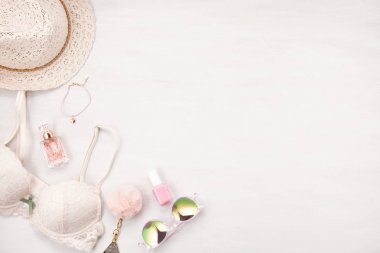 Kızlar yaz pastel renkler tarzında. Dantel iç çamaşırı, kozmetik ve Aksesuar