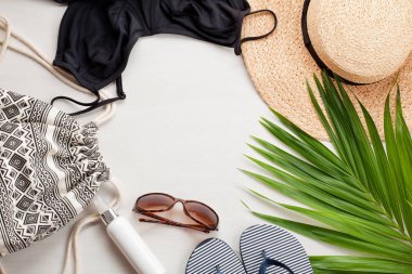 Yaz tatil kavramı düz yatıyordu. Plaj aksesuarları en iyi manzarası. Metin için yer. seyahat