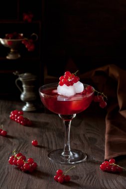 Ev yapımı kırmızı meyveler soğuk içecek yenileniyor