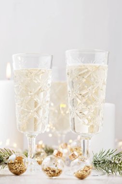 Şampanya bardağı. Noel ve yeni yıl kutlama kavramı