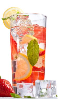 Canlandırıcı çilek limonata limon ve nane