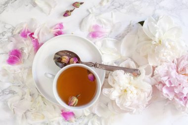 Çay Kupası ve peonies güzel natürmort. Üstten Görünüm
