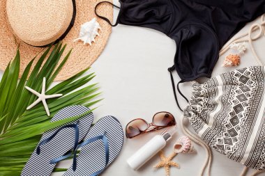 Yaz tatil kavramı düz yatıyordu. Plaj aksesuarları en iyi manzarası. Metin için yer. seyahat