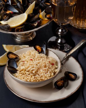 Taze anlık erişte pişirdi. Asya Mutfağı