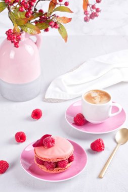 Romantik kahvaltı kahve ve pembe ahududu macaron ile