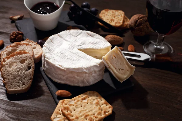 Queijo Camembert Com Vinho Frutas Nozes — Fotografia de Stock