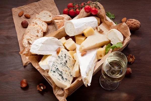 Variedade Queijo Diferente Com Vinho Frutas Nozes Camembert Queijo Cabra — Fotografia de Stock