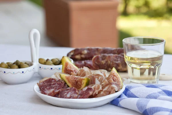 Aperitivos Tradicionais Carne Mediterrânica Com Azeitonas Figos Vinho Branco — Fotografia de Stock