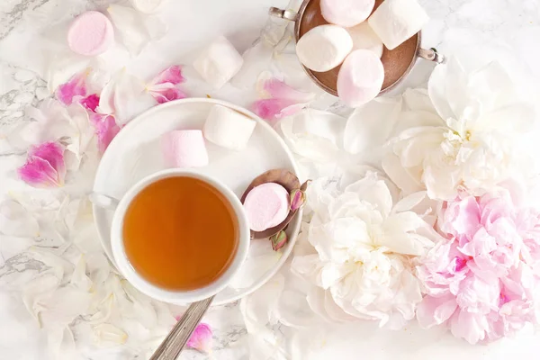 Hermoso Bodegón Con Taza Peonías Vista Superior — Foto de Stock