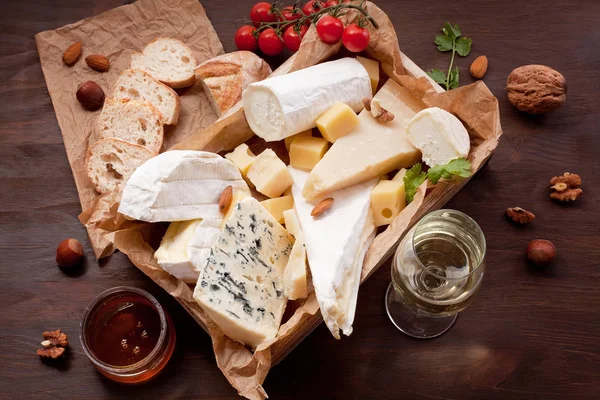 Variedade Queijo Diferente Com Vinho Frutas Nozes Camembert Queijo Cabra — Fotografia de Stock