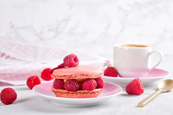 コーヒーとピンクのラズベリーのマカロンとロマンチックな朝食 — ストック写真