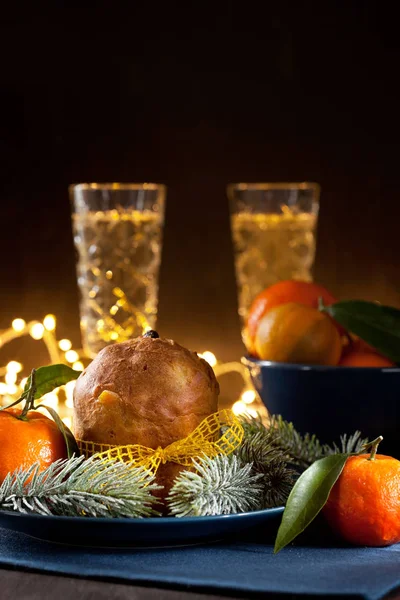 Празднование Зимних Праздников Шампанским Традиционным Сладким Итальянским Десертом — стоковое фото