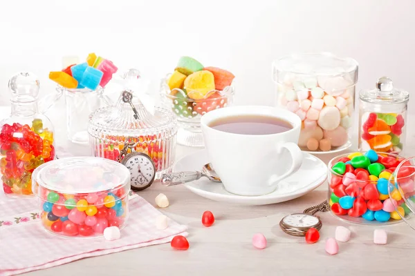 Tasse Tee Mit Verschiedenen Bunten Bonbons Fliegendem Löffel Zucker Und — Stockfoto