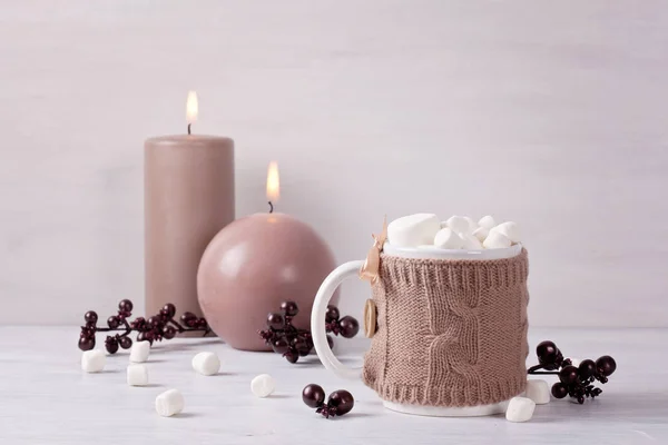Warme Chocoladedrank Met Marshmallows Kaarsen Voor Koud Weer Kerstmis Viering — Stockfoto