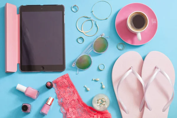 Cumpărături Concept Modă Set Accesorii Elegante Pentru Femei Fundal Albastru — Fotografie, imagine de stoc